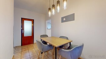 Zrekonaštruovaný 3IB v blízkosti električky - 7