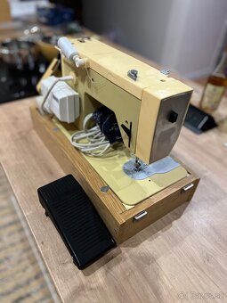 Retro kufríkový šijací stroj - 7