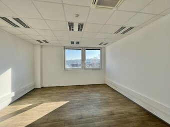 Na prenájom kancelárske priestory 1603 m2 v Living centre v - 7