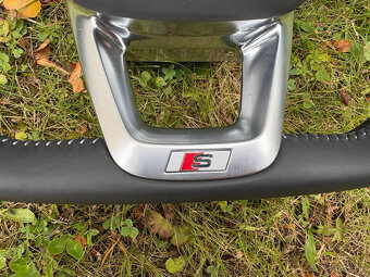 AUDI ŠPORTOVÝ VYHRIEVANÝ ZKOSENÝ PERFOROVANÝ VOLANT - 7