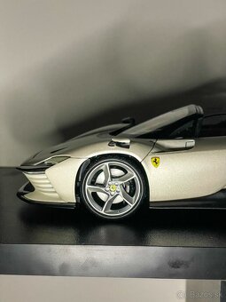 Bburago Ferrari SP3 Daytona 1:18 - 7