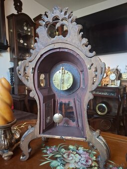 Predám funkčné starožitné krbové hodiny drevorezba plus dva - 7