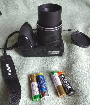 Predám ultrazoom FUJIFILM Finepix S2980 s brašňou - 7