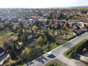 Priestranný stavebný pozemok v pokojnej obci Budmerice - 7