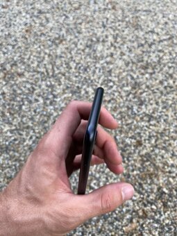iPhone SE 2020 - baterie 100% - 7