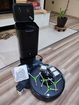 iRobot Roomba i7+ s dokovacou stanicou Clean Base - 7