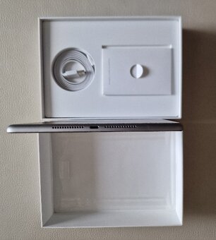 iPad 5.generacie, model  A1822 - 7