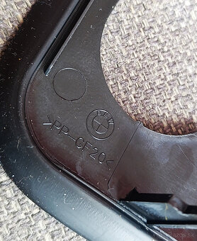 kryt zásuvky nabíjania na BMW - 7