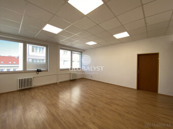 Priestranná kancelária : 42 m2 - v centre mesta - 7