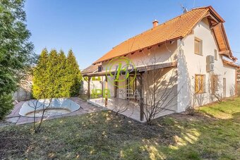 Priestranný rodinný dom s dvojgarážou v Malinove - 7