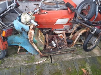 Rôzne stare motocykle nekompletné na ND - 7