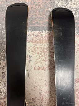 ATOMIC 100 detské lyže s viazaním - 7