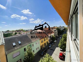 Výnimočný 3-izbový byt s veľkou presklenou terasou v srdci P - 7
