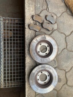 Predám predné brzdové kotúče s platničkami - 7