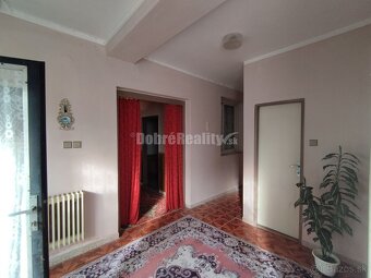 Zaujímavý a zachovalý 4 izbový rodinný dom v povodnom stave  - 7