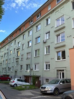Ponúkam na predaj 2 izbový byt v centre mesta na 3.poschodí - 7