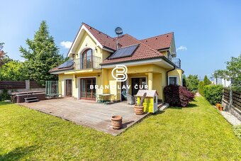 6 IZB. DOM NA PEREŠI S JAZIERKOM A NÁDHERNOU ZÁHRADOU - 7