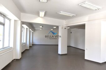 Atraktívny obchodný priestor na prenajám na rušnej ulici v G - 7
