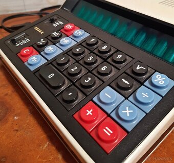 Funkční retro kalkulačka TESLA OKU107 z roku 1984 - 7