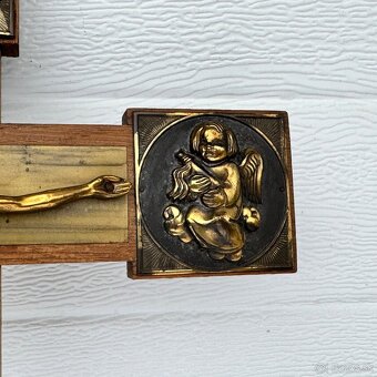 Starý kříž zdobený andílky třeba a mosaz - 7