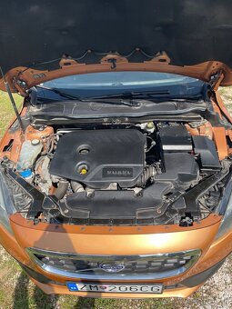 Predám Volvo v40 d2 Cross country - 7