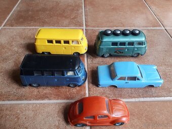 Stare hracky - 5x Stare auticko - 7