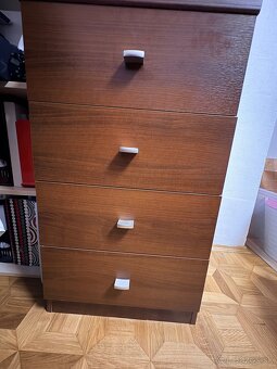 Predám manželskú posteľ s noč stolikmi a s 3 komodami - 7