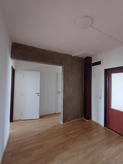 PRENÁJOM - 3 izbový nezariadený byt na sídlisku Západ v Popr - 7