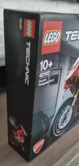 Predám LEGO Technic 42107 Ducati Panigale V4 R - 7