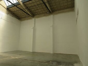 Skladové priestory v oplotenom areáli s vrátnikom - 7