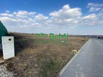 Pozemok Párovské Háje 3 272 m2 ,na výstavbu RD ,všetky IS ID - 7