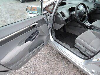 Honda Civic sedan 1,8 i-VTEC Aut. Šíbr 2006 - 7