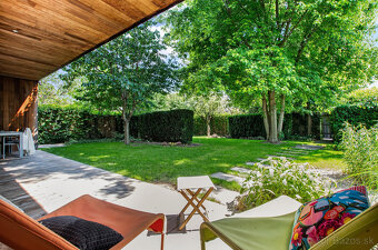 Moderný dom ukrytý za nenápadným vizuálom z ulice - 7