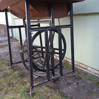 starý šijací stroj LADA - 7