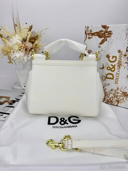Luxusná biela kabelka so zlatými detailmi – elegantný štýl - 7
