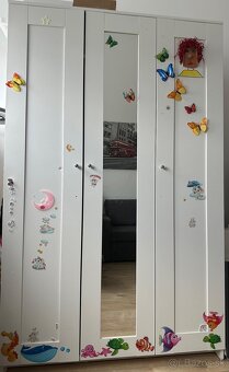 Skriňa biela so zrkadlom, s vešiakmi a policami - 7