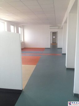 STROJNÍCKA: VOĽNÉ OBCHODNÉ priestory 48 m2 - PRÍZEMIE - 7