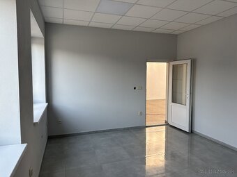 Skladové priestory v oplotenom areáli s vrátnikom - 7