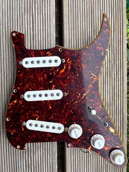 Loaded pickguard pre Stratocaster Mojotone - 7