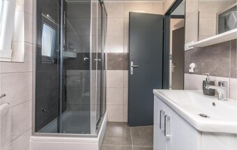 Chorvátsko dom s tromi apartmánmi 50 metrov od mora. - 7