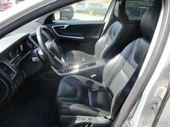 VOLVO XC60 2,4D4 Summum AWD Auto Pano Xen 2014 - 7