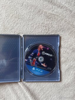 PS4 + hry + 4 ovladače - 7