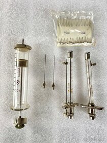 Staré nožíky, mlynčeky, injekcie, lúkoťové kolesá, kefka - 7