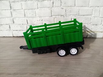 Zelený traktor s farma doplnkami - 7