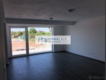 NA PREDAJ 4- IZBOVÁ NOVOSTAVBA S GARÁŽOU V MESTE NOVÉ ZÁMK - 7