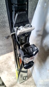 Detské/juniorské lyže + paličky (25 €) + 2× helma (15 €/ks) - 7