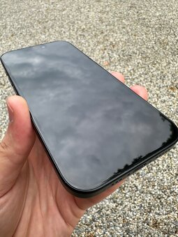 iPhone 15 - baterie 94% - 7