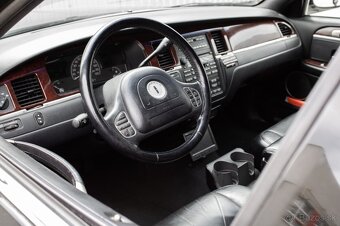 LINCOLN TOWN CAR LIMOUSINE - 7