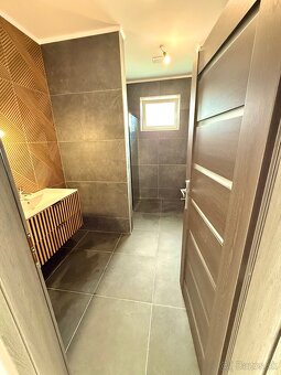 Trojizbový byt s balkónom - 7