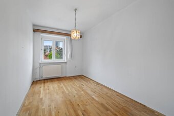 Rodinný dom na Nivách s veľkým pozemkom a garážou - 7